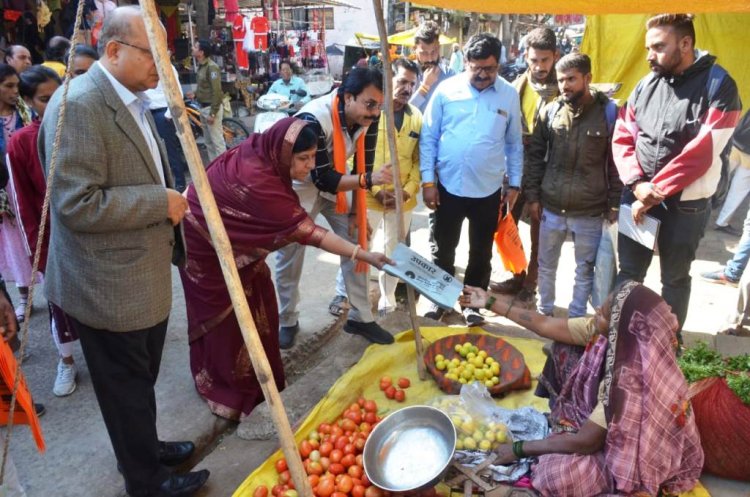 महापौर, निगम अध्यक्ष व आयुक्त ने किया कपड़े की थैलियों का वितरण पॉलीथीन का उपयोग ना करने की दी समझाईश