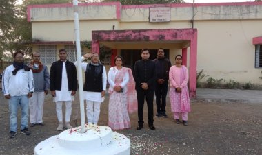 एकीकृत आदिवासी विकास परियोजना कार्यालय, सैलाना में अध्यक्ष दिलीप मकवाना ने किया झंडा वंदन