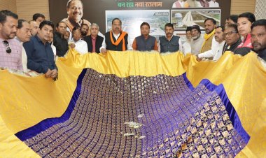 मुख्यमंत्री द्वारा अजमेर शरीफ भेजी गई चादर शरीफ रतलाम आई