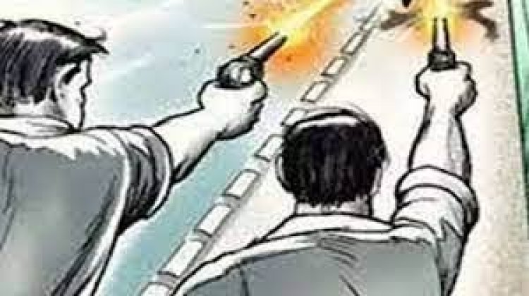 बदमाशों ने एक-दूसरे पर की फायरिंग, दो बेगुनाहों को लगी गोली, जांच में जुटी पुलिस