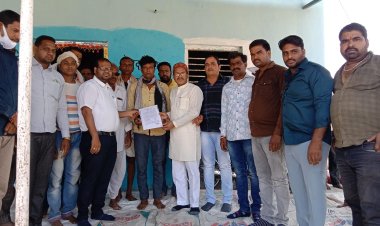 डेलनपुर में हुए हादसे में पीड़ित परिजनों के घर पहुंच कर विधायक दिलीप मकवाना द्वारा आर्थिक सहायता राशि स्वीकृति पत्र सौंपा 