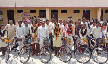 विधायक दिलीप मकवाना के माध्यम से साइकिल पाकर खिल उठे विद्यार्थियों के चेहरे