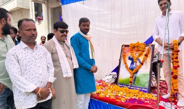 किसान कांग्रेस अध्यक्ष ने किया अंबेडकर प्रतिमा पर माल्यार्पण और बांटे फल फ्रूट