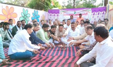 शहर कांग्रेस ने किया महाकाल लोग की घटना के विरोध में धरना एवं सद्बुद्धि यज्ञ