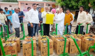 विधायक दिलीप मकवाना ने बांटे कृषकों को कृषि यंत्र  - निःशुल्क कृषि यंत्र योजना के तहत ग्राम ढिकवा में किया वितरण 
