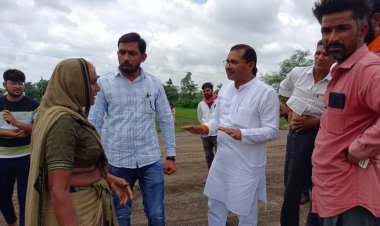 काम में लापरवाही बरती तो होगी कार्रवाई,अधिकारी और ठेकेदार को किया तलब