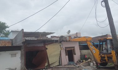 बालिकाओ से अश्लिल हरकत करने वाले आरोपी की अवैध दुकान पर चला बुलडोजर  