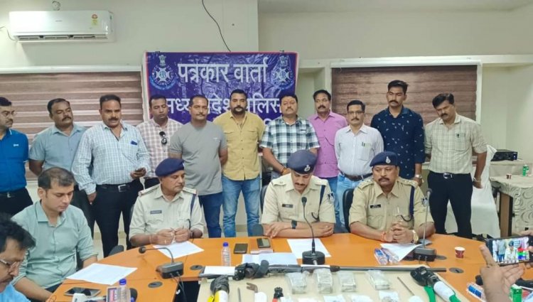 12 बोर लायसेंसी बंदूक नगदी 05 लाख 73 हजार रुपये तथा चंदी की मूर्तियाँ, सिक्के व आभूषण जप्त 