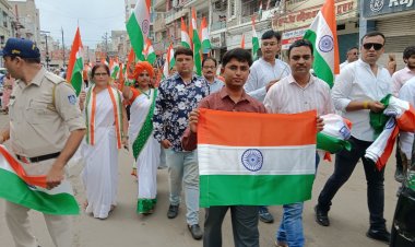 शहर की प्रमुख व्यवसायिक संस्थाओं एवं रतलाम प्रशासन के संयुक्त तत्वाधान में हर प्रतिष्ठान तिरंगा अभियान रैली आयोजित