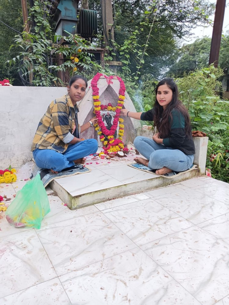 50 वर्ष पुराना नाग देवता मंदिर पर की पूजा अर्चना ,मप्र युवा शिवसेना गौरक्षा न्यास महिला मोर्चा ने