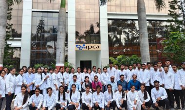 रॉयल कॉलेज के फार्मेसी विद्यार्थियों का इप्का लैबोरेटरीज लिमिटेड का शैक्षणिक भ्रमण