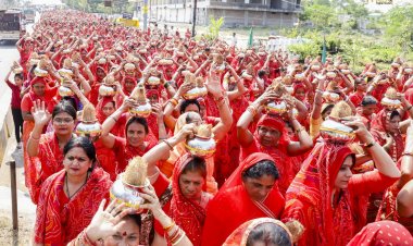 रतलाम में निकली चुनरी कलश यात्राः हजारों की संख्या में महिलाएं माथे पर कलश लेकर निकली तो मानो थम गया शहर, जगह-जगह पुष्प वर्षा कर लोगों ने किया स्वागत