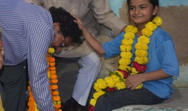 शक्तिस्वरूपा बालिका से आशीर्वाद लेने के साथ किया जनसंपर्क प्रारंभ