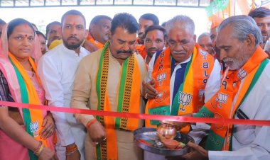 ग्रामीण प्रत्याशी मथुरालाल डामर का ग्राम मऊ में जिलाध्यक्ष श्री लुनेरा ने किया ग्रामीण कार्यालय का शुभारंभ