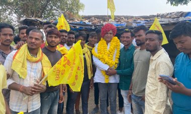 ग्रामीण प्रत्याशी डॉ. अभय ओहरी ने किया जनता से सीधा संवाद, ग्रामीणों ने बताई समस्याएं  - गर्मी में पानी के लिए गांव - गांव लगानी पड़ती है दौड़ - ग्रामीण महिला