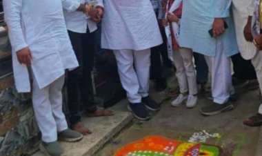 जितना विकास करना है करेंगे लेकिन धर्म जाति की राजनीति नहीं करेंगे:- घरों के बाहर ऑटो रिक्शा की रंगोलीया बनाई