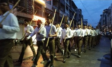 बारिश थमते ही कदमताल करते हुए नगर में निकले स्वयंसेवक, महाविद्यालय ईकाई ने निकाला पथ संचलन