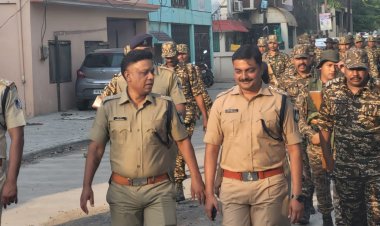 लोकसभा चुनाव , रतलाम पुलिस का संवेदनशील क्षेत्रों में निकला फ्लैग मार्च