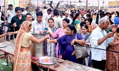 अधिकारियों तथा संस्थाओं की पहल,रतलाम शहर सहित जिले के मतदान केन्द्रों पर मतदाताओं के लिए छाछ, लस्सी, पेयजल, केरी पना इत्यादि की व्यवस्था