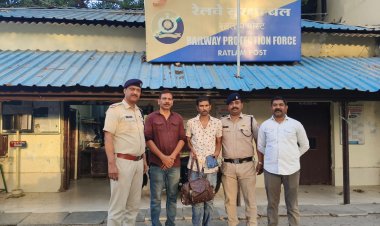 आरपीएफ जवानों की सूझबूझ से पकड़ा गया शातिर चोर :- देखे live CCTV