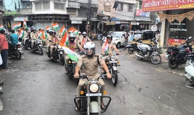 हर घर तिरंगा अभियान" एवं "आजादी के रंग, खाकी के संग" अभियान के अंतर्गत पुलिस-प्रशासन द्वारा रतलाम में निकाली गई तिरंगा यात्रा