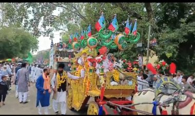 शहर में निकला ईद मिलादुन्नबी का जुलूस, जगह-जगह हुआ स्वागत, देश की सलामती की दुआ कर बांटी मिठाई....