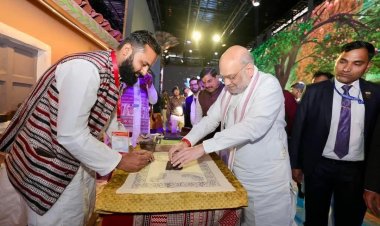 भोपाल में आयोजित ग्लोबल इन्वेस्टर्स समिट 2025 में मुख्यमंत्री श्री मोहन यादव ने अंतरराष्ट्रीय पुरस्कार प्राप्त बाग प्रिंट शिल्पकार