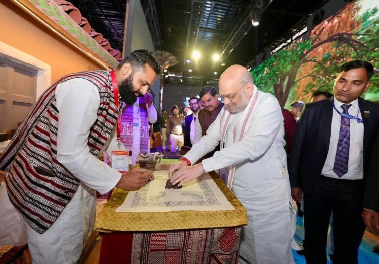 भोपाल में आयोजित ग्लोबल इन्वेस्टर्स समिट 2025 में मुख्यमंत्री श्री मोहन यादव ने अंतरराष्ट्रीय पुरस्कार प्राप्त बाग प्रिंट शिल्पकार
