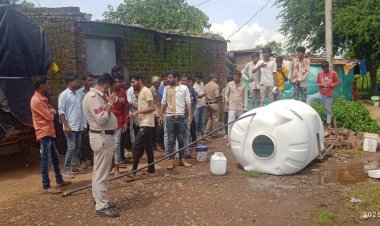 जिम्मेदारों की इसे लापरवाही कहेंगे या हादसा :-धामनोद में टंकी का स्टैंड टूटा, टंकी के नीचे दबने से 6 वर्षीय बालक की मौत