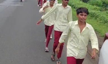 सैलाना के छात्रावास में अव्यवस्थाओं से परेशान छात्रों का पैदल मार्च :- सैलाना स्कूल के बच्चे पैदल पहुंचे डेलनपुर, कलेक्टर ने डेलनपुर पंहुचकर की बच्चों की सुनवाई, त्वरित कार्रवाई का दिया आश्वासन