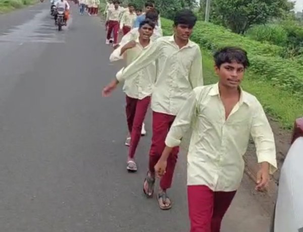 सैलाना के छात्रावास में अव्यवस्थाओं से परेशान छात्रों का पैदल मार्च :- सैलाना स्कूल के बच्चे पैदल पहुंचे डेलनपुर, कलेक्टर ने डेलनपुर पंहुचकर की बच्चों की सुनवाई, त्वरित कार्रवाई का दिया आश्वासन