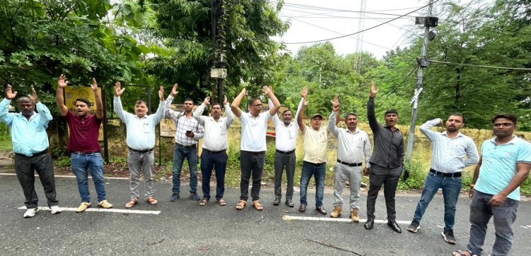 निजीकरण की प्रक्रिया पर संघर्ष समिति ने उठाये सवाल : सरकार यह बताये कि निजीकरण के बाद निजी घरानों को कितने साल तक कितना आर्थिक सहयोग करेगी सरकार : घोटाले से भरे निजीकरण को निरस्त करने हेतु मुख्यमंत्री से अपील