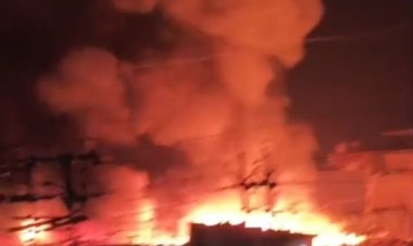 एक बार फिर शहर आग की आगोश में :-कबाड़ा गोदाम में लगी आग, कबाड़ा पूरी तरह जलकर खाक, दमकल की 60 से 65 गाड़ियां लगी आग बुझाने में