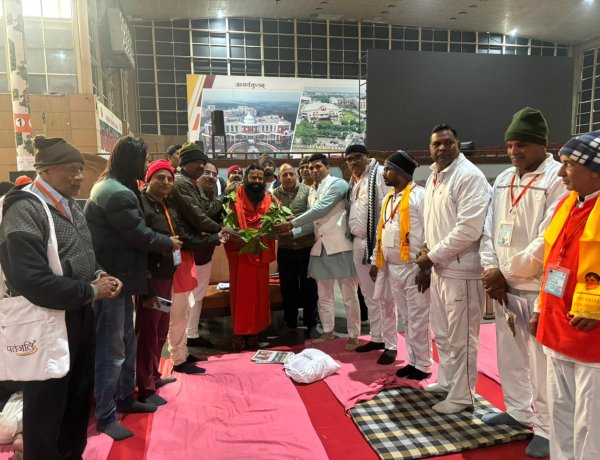 योग ऋषि रामदेव जी द्वारा सम्मानित जिला योग प्रतिनिधि  योग गंगा में प्रवाहित हरि के द्वार हुआ योग रत्नों का सम्मान