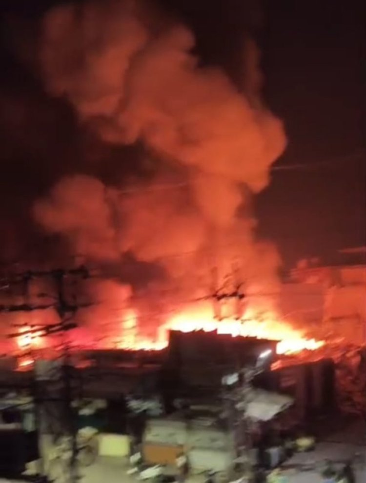 एक बार फिर शहर आग की आगोश में :-कबाड़ा गोदाम में लगी आग, कबाड़ा पूरी तरह जलकर खाक, दमकल की 60 से 65 गाड़ियां लगी आग बुझाने में