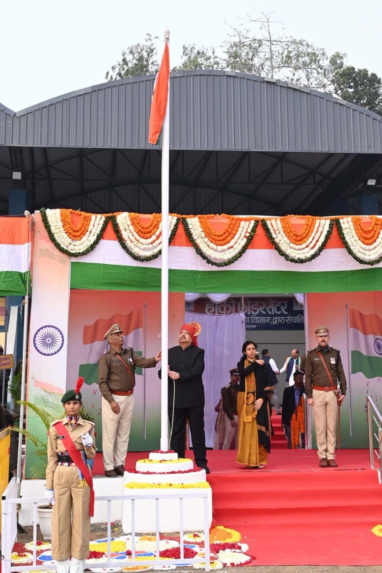गणतंत्र दिवस पर मुख्य समारोह में कैबिनेट मंत्री श्री चेतन्य काश्यप ने ध्वजारोहण कर परेड की सलामी ली