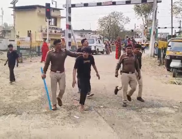 "मार्बल की चमक पड़ी फीकी: जिलाबदर बदमाश को पुलिस ने सड़कों पर पैदल चलाया"