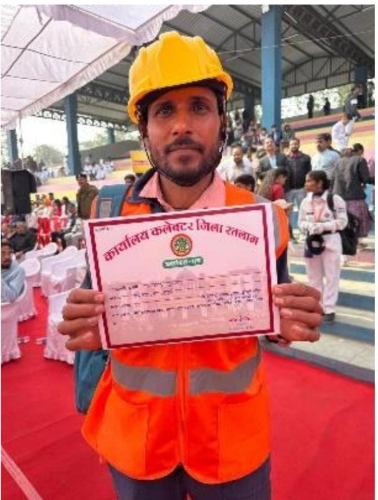 रतलाम में 'वॉश ऑन व्हील्स' ने बदली अजय की तकदीर: 400 से 1500 रुपये तक पहुँचा दैनिक सफर, मंत्री ने किया सम्मानित