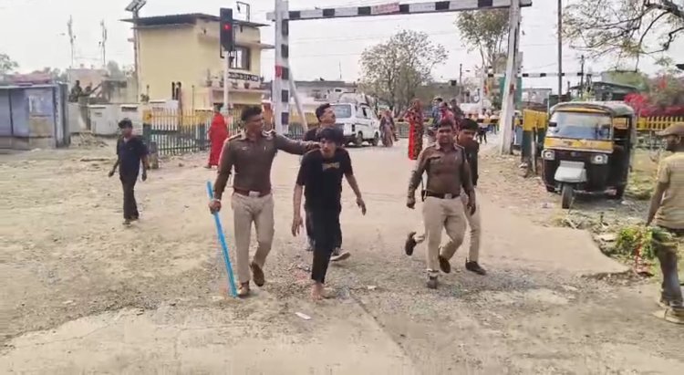 "मार्बल की चमक पड़ी फीकी: जिलाबदर बदमाश को पुलिस ने सड़कों पर पैदल चलाया"