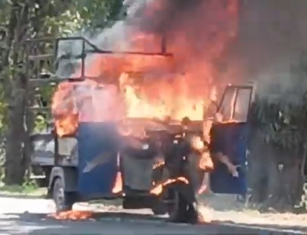 "सड़क पर आग का गोला बना लोडिंग ऑटो; बाल-बाल बचे चालक और साथी, देखें वीडियो।"