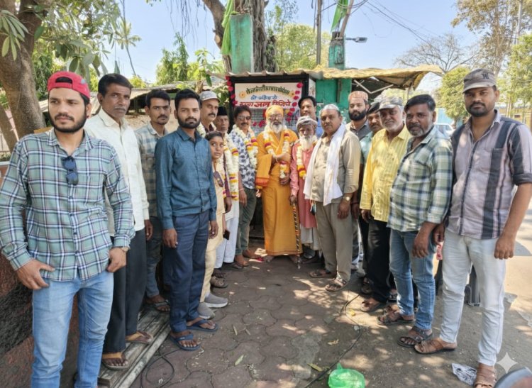 गंगा-जमुनी तहजीब: रतलाम में 'बढ़ वाले बाबा' की दरगाह पर ठंडे पानी के प्याऊ का शुभारंभ, बाबा बर्फानी ने किया उद्घाटन